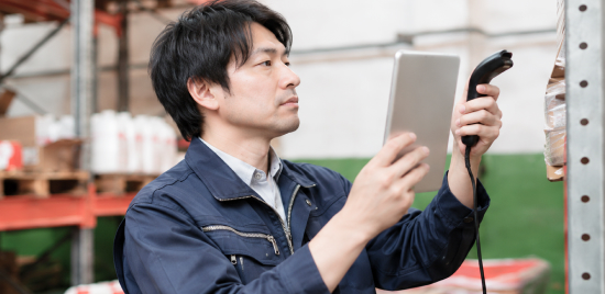 倉庫で在庫を確認するスタッフ